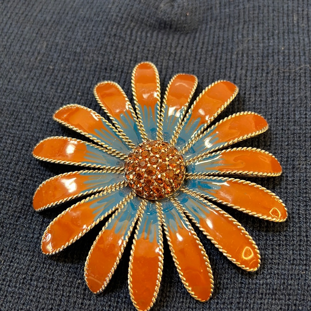 Gorgeous Vintage Ben Amun Daisy Mum Brooch, Intricate Detail Enamel W Rhinestone